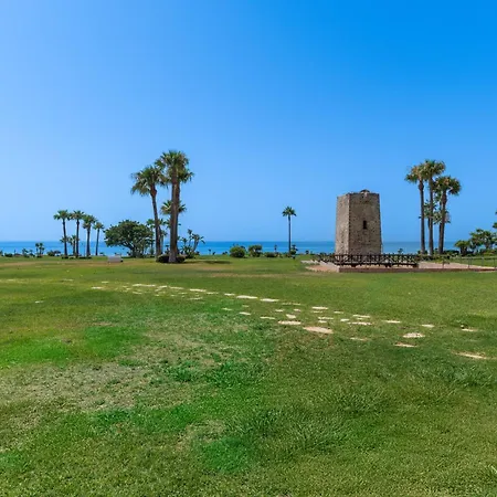 Holiday home Vacation Marbella I The Signature Penthouse, Sea View, Sauna, Private Heated Jacuzzi, Cutting-edge Amenities Estepona